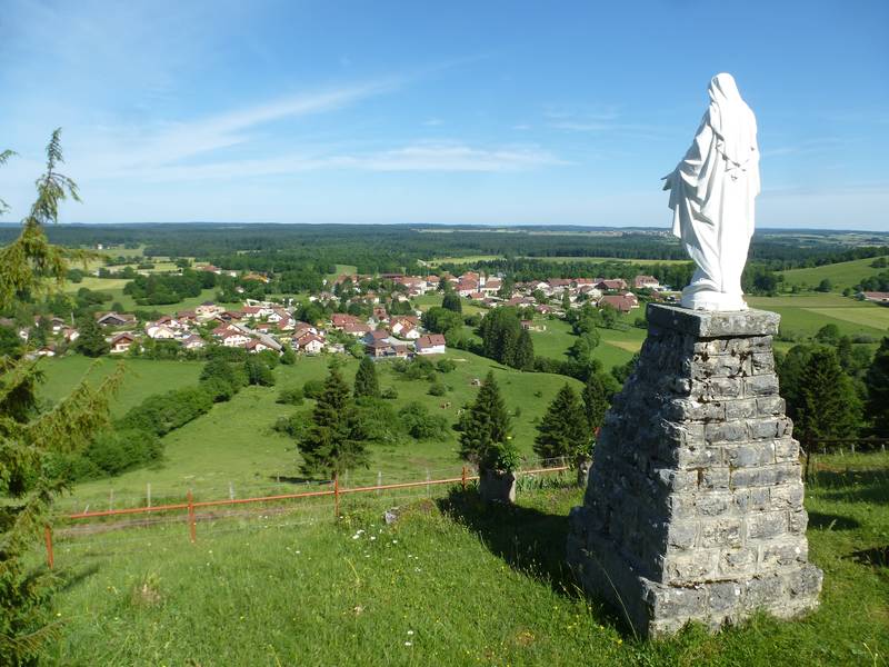 Vue sur le plateau de Frasne à la Vierge de Bonnevaux